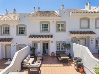 Reihenhaus in Aloha. Amplia casa adosada cerca del golf con un potencial infinito