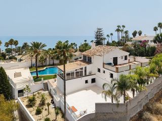 Casa a Bahía Dorada. Excepcional proyecto de reforma de villa junto a la playa
