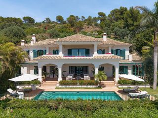 House in Sierra Blanca. Excelente villa con impresionantes vistas al mar en una urbaniza