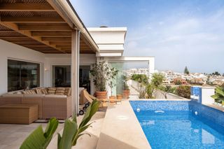 Penthouse in Las Brisas. Excepcional ático con vistas panorámicas en hotel del golf