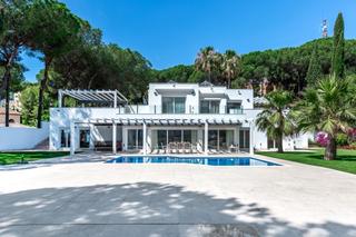 Maison à Las Brisas. Villa moderna de 6 dormitorios completamente reconstruida en ven