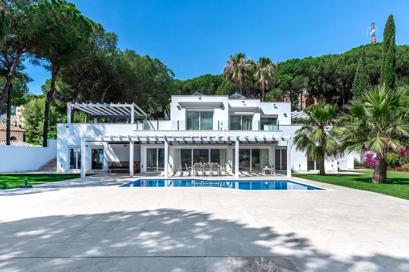 Foto b795a03c-2c5b-4e9b-b212-bf792c76a08f. Casa villa moderna de 6 dormitorios completamente reconstruida en venta en Marbella