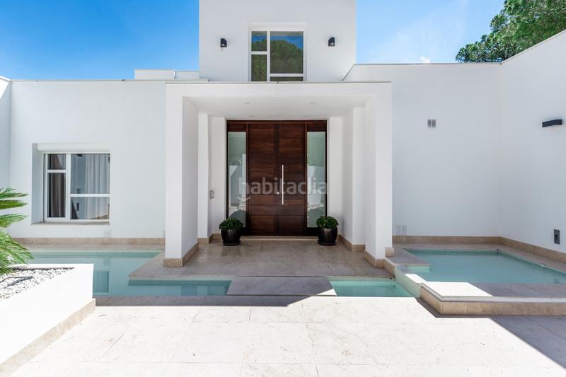 Foto d2df7f56-8785-42f8-9323-982aad88e953. Casa villa moderna de 6 dormitorios completamente reconstruida en venta en Marbella