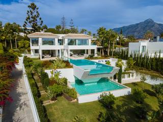Casa en Los Naranjos. Villa contemporánea de 6 dormitorios