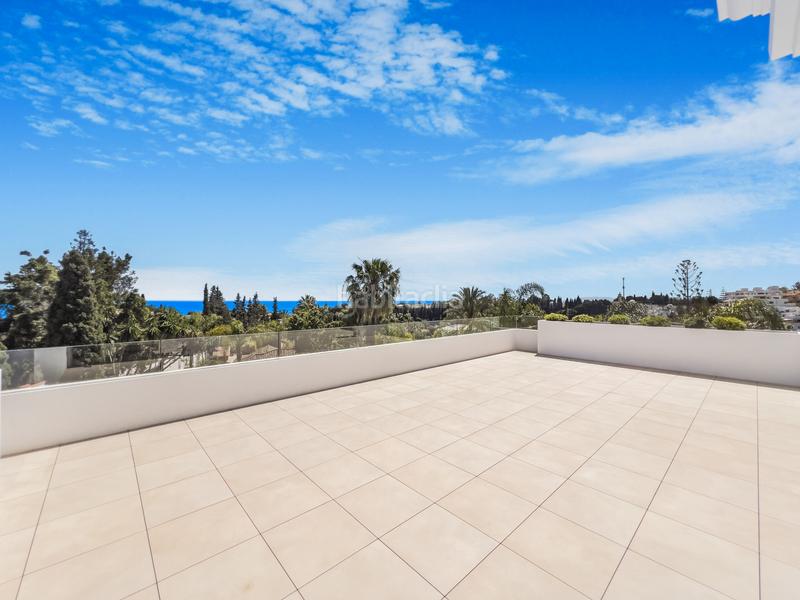 Foto d4445671-32a1-47a4-bc8e-aa090a57abec. Casa con riscaldamento parcheggio piscina in lomas de Marbella club Marbella