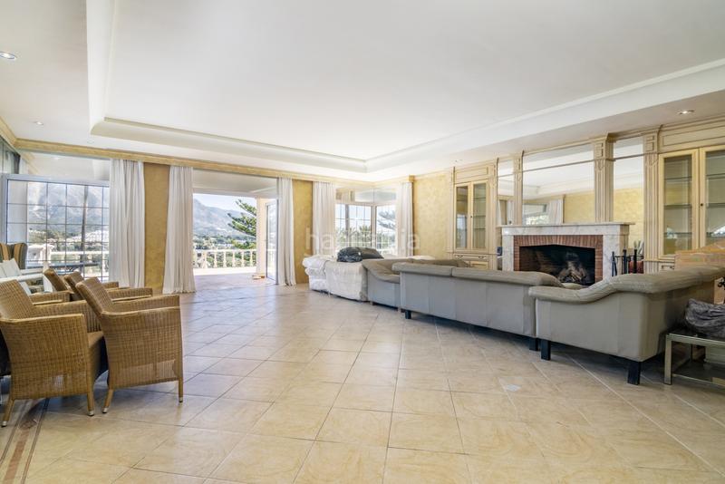 Foto 1ec0e9e3-5c21-4354-8ffa-eb67b545b21b. Casa gran casa con vistas a la montaña y al mar con inmejorables oportunidades en Marbella