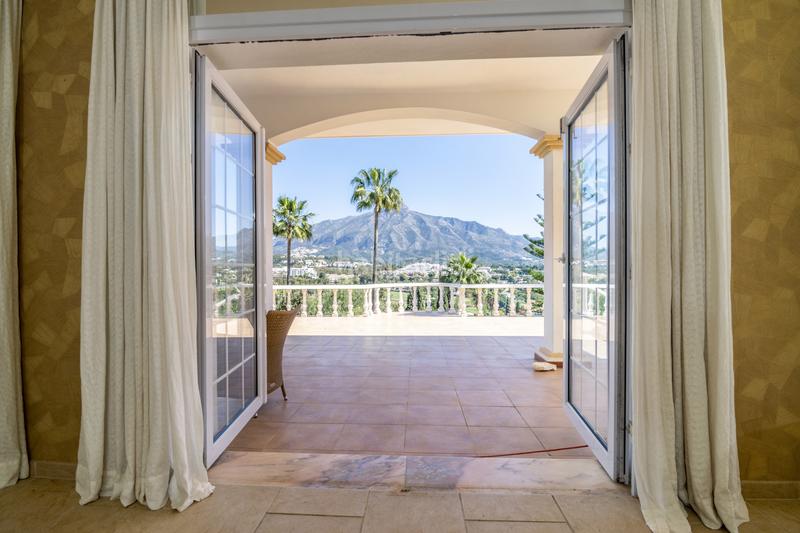 Foto 4e8d5efc-6645-4e7e-ba97-6172e0761b8e. Casa gran casa con vistas a la montaña y al mar con inmejorables oportunidades en Marbella