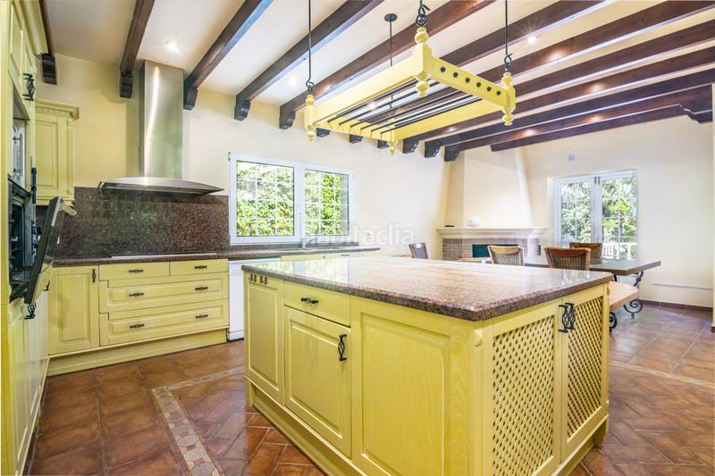 Foto abb5ff4f-4b32-4726-a4ca-e2a4e54f74b3. Casa gran casa con vistas a la montaña y al mar con inmejorables oportunidades en Marbella