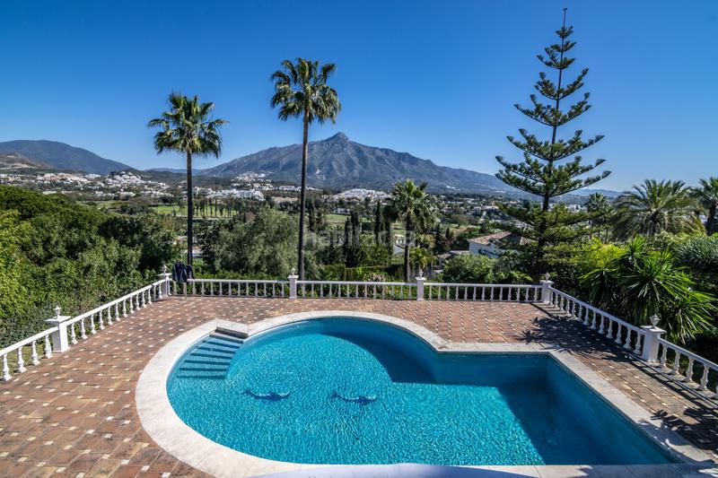 Foto daa7de33-9359-4a69-bd94-560858996246. Casa gran casa con vistas a la montaña y al mar con inmejorables oportunidades en Marbella