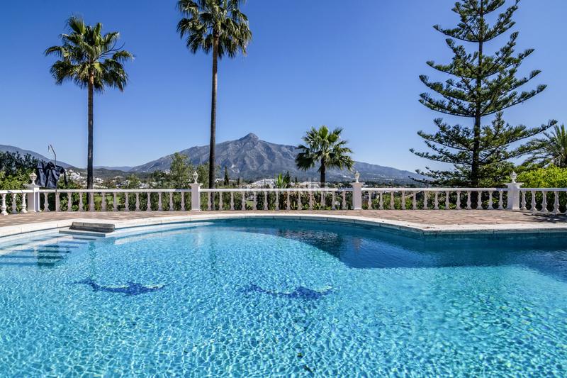 Foto deebee7c-f305-4f49-a7d4-0bb841425d31. Casa gran casa con vistas a la montaña y al mar con inmejorables oportunidades en Marbella