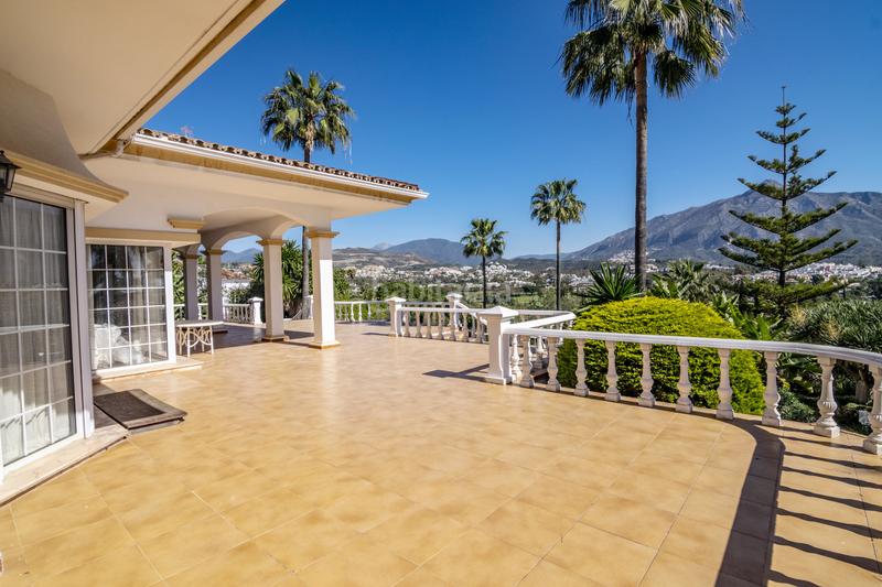 Foto f9fc1ec2-e084-4894-a03f-fccad6310845. Casa gran casa con vistas a la montaña y al mar con inmejorables oportunidades en Marbella