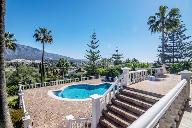 Foto fd8b3f90-0ad3-4327-9290-bce7b3ff42dc. Casa gran casa con vistas a la montaña y al mar con inmejorables oportunidades en Marbella
