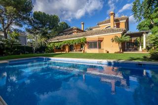 Casa a Sierra Blanca. Villa de lujo de estilo andaluz en urbanización cerrada