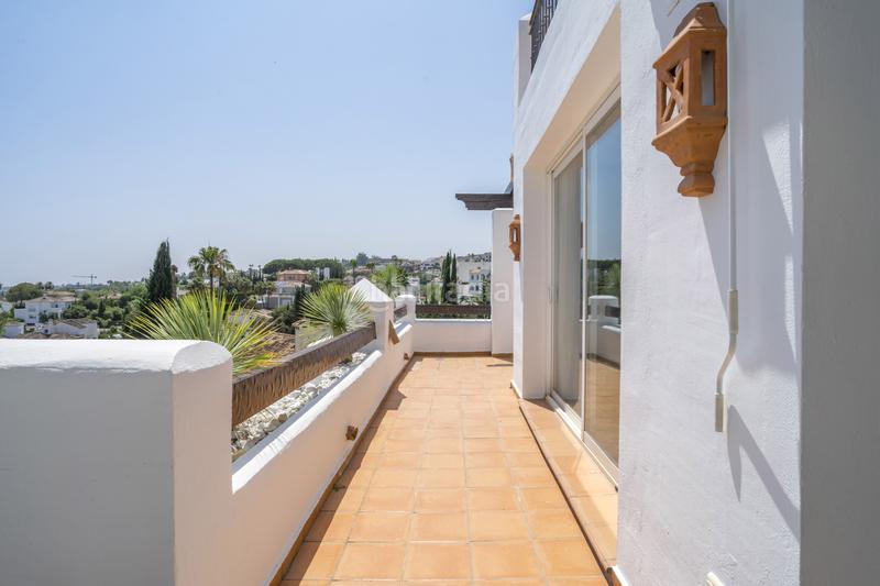 Foto 4b15adaa-ab6d-40d0-9969-037f8b926ca0. Attico con parcheggio piscina in Los Naranjos Marbella