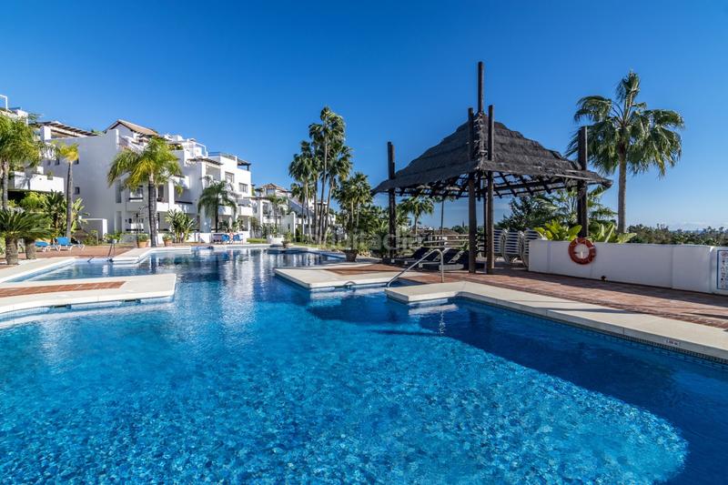 Foto 8a286a24-bab6-4b21-b95d-6d968a3043c7. Attico con parcheggio piscina in Los Naranjos Marbella