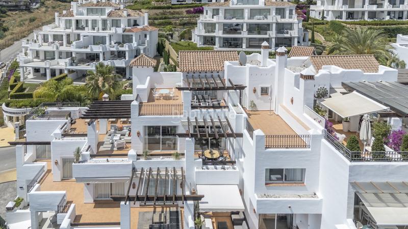 Foto f31365ab-e874-46b9-9932-eba53faa4e40. Attico con parcheggio piscina in Los Naranjos Marbella
