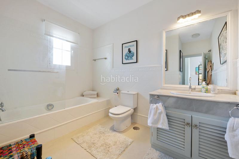 Foto 30a6a405-3de8-4c19-81d5-2bbf08915b59. Casa pareada elegante villa familiar adosada con impresionantes vistas al mediterráneo en Marbella