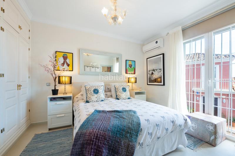 Foto a76649a6-727b-47e9-8243-f277527f95b6. Casa pareada elegante villa familiar adosada con impresionantes vistas al mediterráneo en Marbella