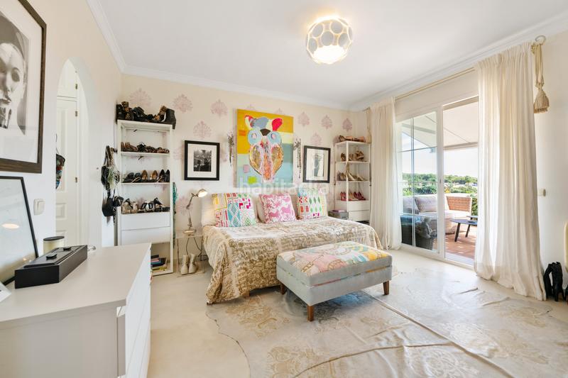 Foto dbbd9ea4-9e2f-42f3-80d2-41cc90c241ef. Casa pareada elegante villa familiar adosada con impresionantes vistas al mediterráneo en Marbella