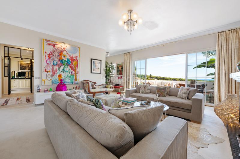 Foto e5812bf1-bd7c-4272-aa48-aaf50ba9e0d1. Casa pareada elegante villa familiar adosada con impresionantes vistas al mediterráneo en Marbella