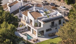 Casa adosada en Aloha. Casa adosada nueva en primera línea de golf