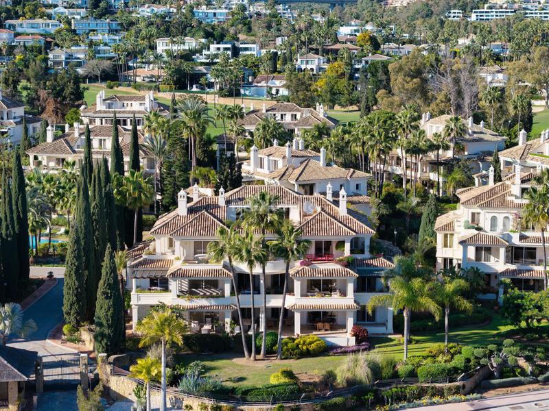 Foto a3b63ba4-9769-4b7f-8fab-2ba28f4b8e26. Planta baja unidad en planta baja en un desarrollo cerrado y seguro en Marbella