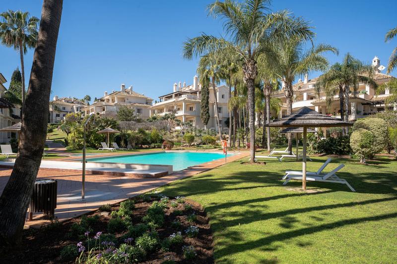 Foto bd8dd265-dafe-4f53-abfc-a8346bf00551. Planta baja unidad en planta baja en un desarrollo cerrado y seguro en Marbella
