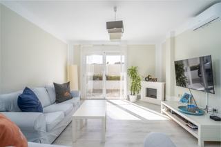 Planta baixa a Nueva Andalucía centro. Apartamento renovado con distancia a pie de servicios