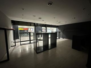 Lloguer Local Comercial  Passeig de pere iii. Local de lloguer de 60m2