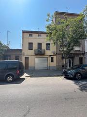 Casa adossada a Bases de Manresa - Carretera de Santpedor. Edifici amb potencial i llogaters actuals – zona prime manresa