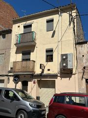 Building in Poble Nou. Edifici en venda amb local amb llicència i pisos llogats
