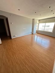 Pis  Avinguda de les bases de manresa. Pis ampli i lluminós amb pàrquing inclòs a bases de manresa