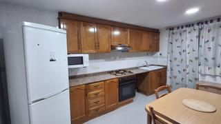 Location Appartement à El Alborgí. Amplio piso semi amueblado de 4 habitaciones y salón con balcón