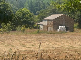 Casa a Val do Dubra. Parcela con encanto y casa para restaurar