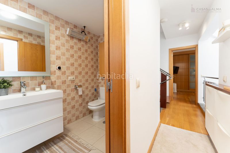 Foto 20893693-2b4e-4897-87ce-cfdd6ac7a46d. Casa aparellada a calle alejandro dávila león 3 a Telde