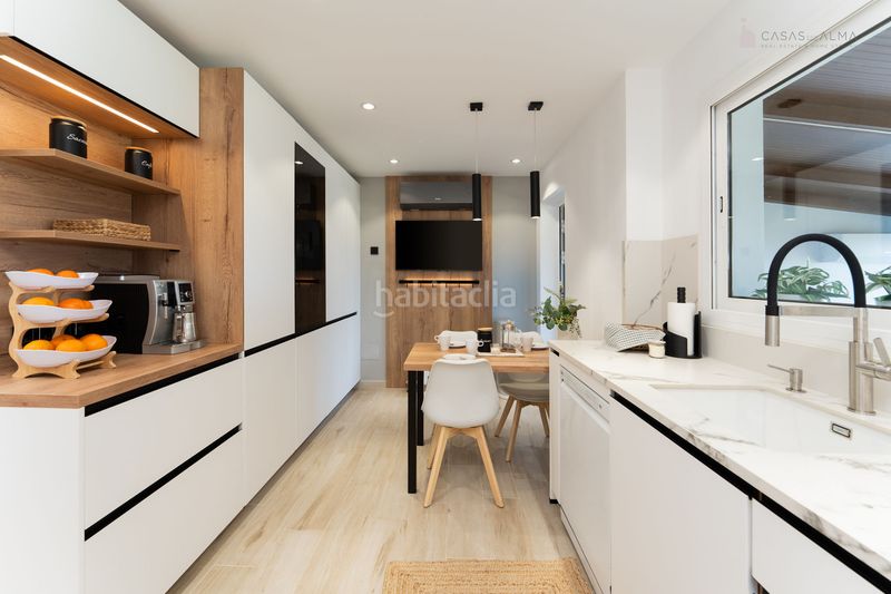 Foto 3f85d935-50f9-485f-97f7-e37371def620. Casa aparellada a calle alejandro dávila león 3 a Telde