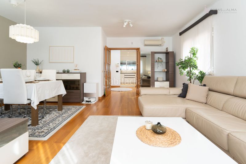 Foto 830558e8-2543-4c64-990f-1f39dd1e58e7. Casa aparellada a calle alejandro dávila león 3 a Telde