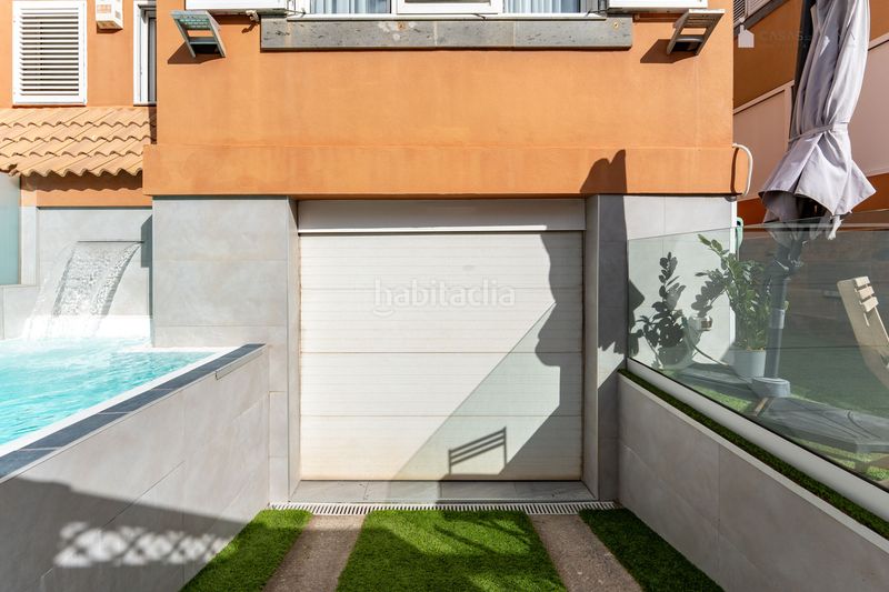 Foto 90f8df59-d5ab-4ea9-880a-bb0fc2a4b62b. Casa aparellada a calle alejandro dávila león 3 a Telde