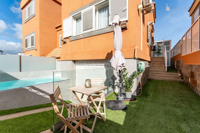 Foto b5a55bb2-5f47-45de-869e-2cfb22f18819. Casa aparellada a calle alejandro dávila león 3 a Telde