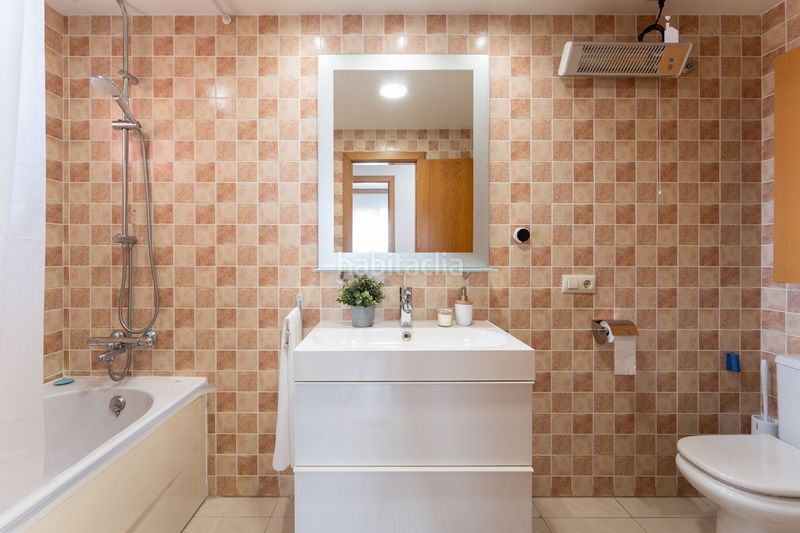 Foto f3525015-af02-4688-ba3c-51984d7e4f2f. Casa aparellada a calle alejandro dávila león 3 a Telde