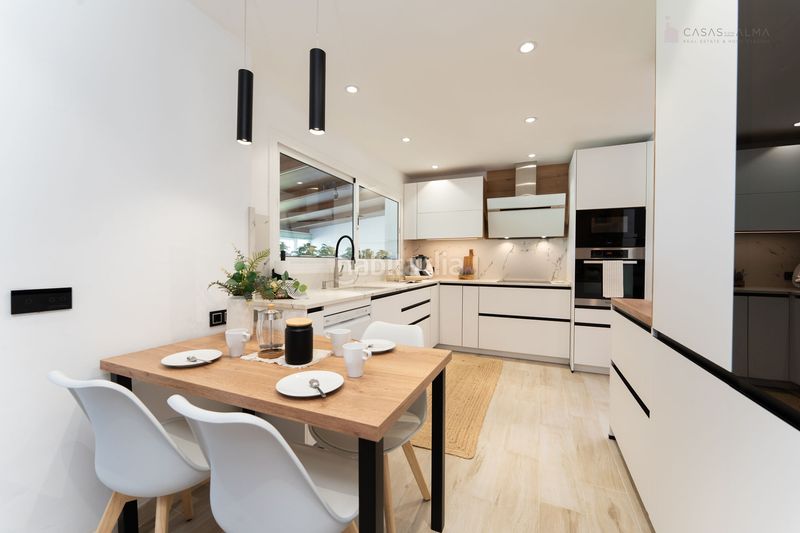 Foto f5e19f7d-ff9e-45ba-ada0-31124350f61b. Casa aparellada a calle alejandro dávila león 3 a Telde