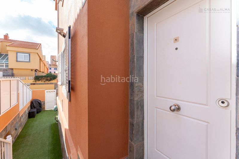 Foto f6a54141-7cde-443e-945a-e5d4df269e52. Casa aparellada a calle alejandro dávila león 3 a Telde