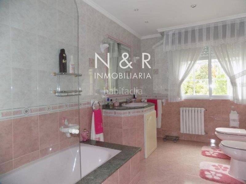 Foto 0b21a190-1606-4b8c-bd7d-0bad80486a2e. Casa  con jardín en venta en O Milladoiro calle magdalane en Ames