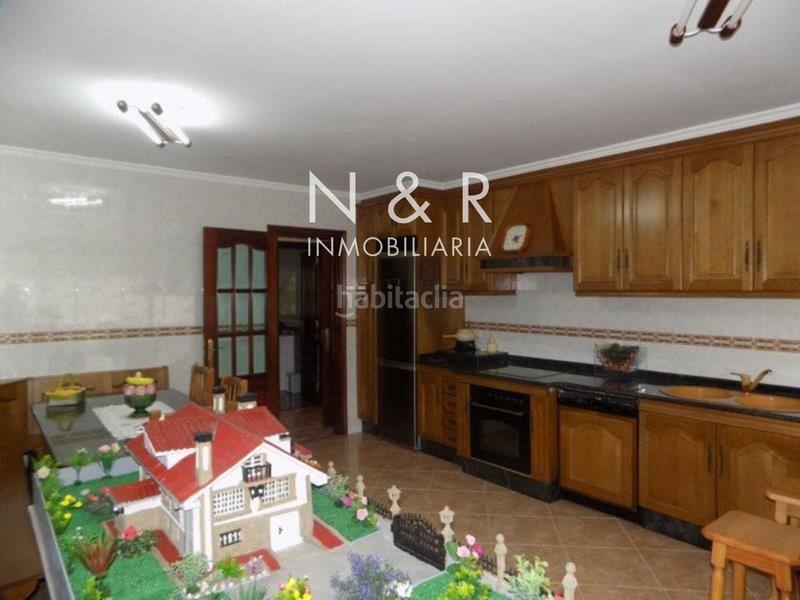 Foto 0b452b90-2a5e-4167-978d-136f35e9c11c. Casa  con jardín en venta en O Milladoiro calle magdalane en Ames