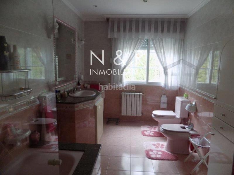 Foto b3b827d2-b0bf-4b66-996d-3cb207063045. Casa  con jardín en venta en O Milladoiro calle magdalane en Ames