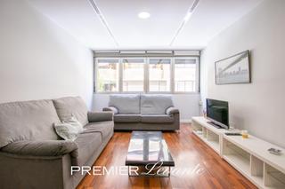 Location Appartement  Calle italia. Vivienda 5 habitaciones reformada, con garaje.