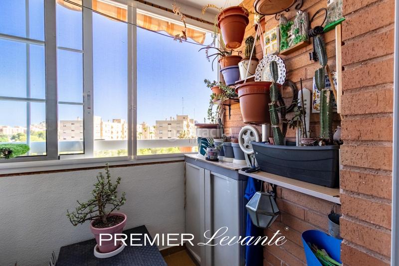 Foto 30382a29-dcb9-41af-8afb-b7f59e5c5a97. Piso moderno piso con piscina y terraza en Garbinet - Parque de las Avenidas Alicante