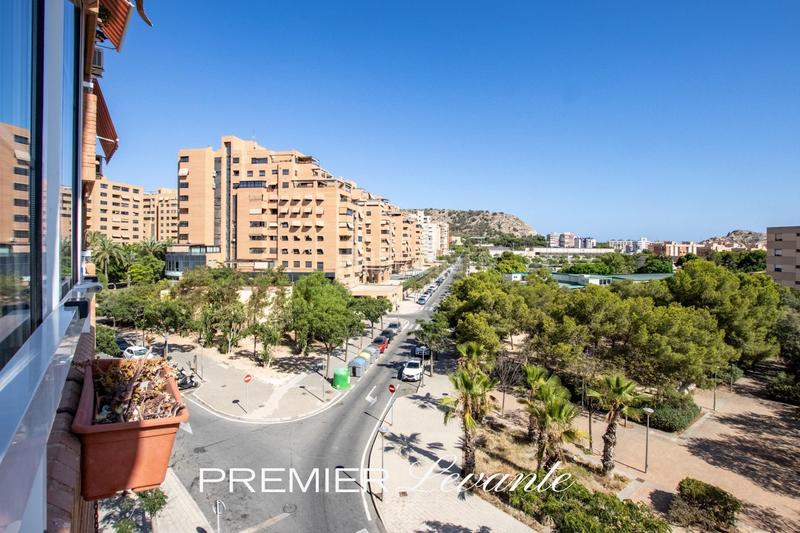 Foto d59d3348-bd87-44dc-832d-befd8fe6cd76. Piso moderno piso con piscina y terraza en Garbinet - Parque de las Avenidas Alicante