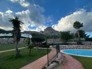 Casa pareada en Polop. Pareado de esquina con jardín