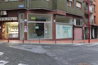 Local Comercial  N/a. En el centro de barakaldo.

bonito local en esquina  a pie de